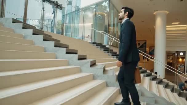 Professzionális Üzletember Megy Fel Lépcsőn Sikeres Ember Felmegy Lépcsőn Miközben — Stock videók