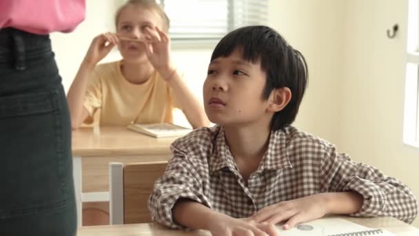 Azjatycki Uczeń Podstawowy Patrząc Nauczyciela Podczas Uczęszczania Klasy Zróżnicowana Inteligentna — Wideo stockowe