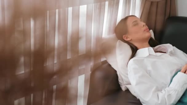 Mladá Pacientka Ležící Bobku Uvolňuje Emoce Traumatické Příhody Úzkosti Nebo — Stock video