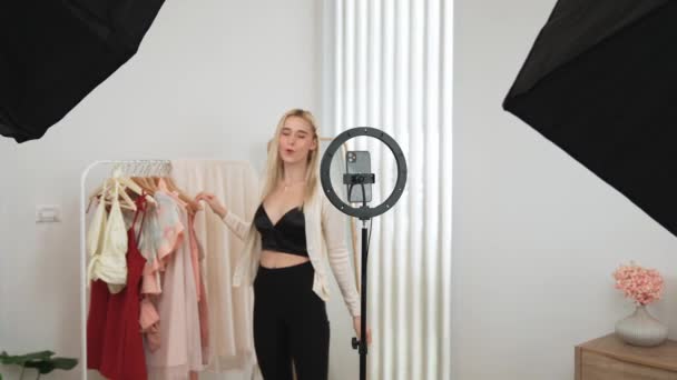 年轻的社交媒体内容创作者女性制作时尚视频 博客对着相机和光环微笑 同时让有说服力的在线服装向观众或追随者销售Vlog — 图库视频影像