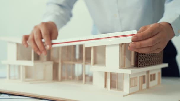 Profesjonalny Architekt Wykorzystujący Linijkę Pomiaru Długości Modelu Domu Podczas Gdy — Wideo stockowe
