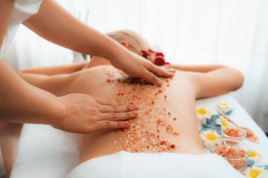 Lüks spa salonunda sıcak mum ışığı atmosferi olan kaplıca tedavisi gören kadın müşteri. Sağlık kaplıcasında güzellik tedavisiyle tuz temizliği. Sessiz.