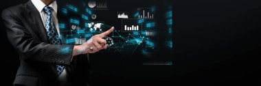 İş adamı, tahmin edilen büyük veri modellerinden gerçek zamanlı analizlere uzanan eğilimleri ve görüşleri ortaya çıkarmak için veri analizlerini derinlemesine inceleyerek, veri güdümlü kararların analitik endüstrileri nasıl ileri götürdüğünü öğrenir Faas