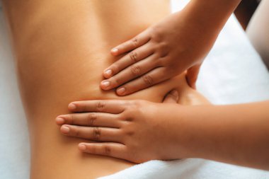 Kapalı alan kadın müşteri stres önleyici spa masajını yapmaktan zevk alıyor ve lüks otel ya da oteldeki gündüz açık hava güzellik salonunda güzellik teniyle eğleniyor. Sessiz.