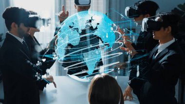 Akıllı yönetici VR cam kullanarak küresel ağ bağlantısını büyük veri ve dijital ekran akışı hologramıyla birleştirerek takım programlama sistemini çalıştırıyor. Bulut ve güvenlik veri koruması. Müdürlük.