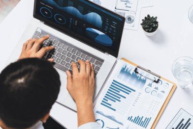 Analitik iş istihbaratı üzerinde çalışan üst düzey veri analisti ya da finansal, trend, pazarlama veritabanını analiz eden BI gösterge paneli yazılımı. İş başarısı için BI yazılım kullanımı. Tedbirli