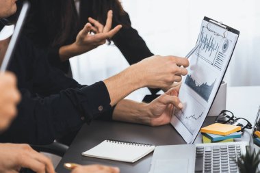 Veri analistleri ofis çalışanlarından oluşan bir ekip, mali, trend ve pazarlama verilerini analiz etmek için iş istihbaratı BI gösterge paneli üzerinde işbirliği yapmaktadır. BI yazılım kullanım sürücüsü iş başarısı. Tedbirli