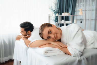 Kafkas çift müşterisi stres önleyici spa masajının keyfini çıkarıyor ve lüks otel veya oteldeki gündüz açık hava ortamında güzellik teniyle eğleniyor. Sessiz.