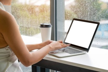 Tasarımınız için mod bilgisayardaki beyaz boş ekran monitör ekranında maket yapın