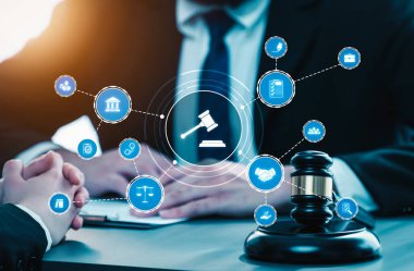 Akıllı hukuk, hukuki danışmanlık simgeleri ve avukatlık bürosunda çalışan araçlar dijital hukuk kavramını ve çevrimiçi hukuk ve yönetmelik kavramlarını gösteriyor .