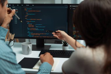 İki ekran ekranında yaratıcı web sitesi planlama yazılımını tartışan yetenekli geliştiriciler programı arka görüş konseptiyle ofiste tasarımı analiz eden tam yığın veri. Varsayım.