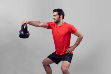 Vücut uzunluğunun tamamı atletik ve sportif genç bir adam tarafından izole edilmiş arka planda egzersiz pozisyonunda çekilmiştir. Sağlıklı aktif ve vücut bakımı yaşam tarzı.