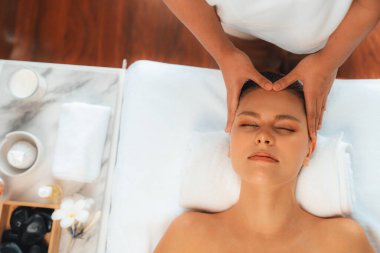 Panorama 'da kadınların stres önleyici kafa masajından ve lüks tatil beldesi veya otel spa salonundaki modern ışık ortamında yüz güzelliği eğlencelerini şımartmaktan hoşlandığı bir manzara var. Sessiz.