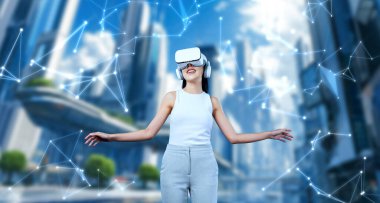 Kadın standı beyaz VR kulaklık takıyor ve beyaz kolsuz bağlantı metaverse, gelecekteki teknoloji siber uzay topluluğu yaratıyor. Etrafına bakıyor ve meta 'da fantezi inşa etmekten zevk alıyor. Halüsinasyon.