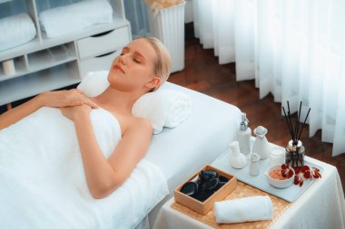 Kafkasyalı kadın müşteri stres önleyici spa masajının keyfini çıkarıyor ve lüks otel ya da oteldeki gündüz açık ortam güzellik salonunda güzellik teniyle eğleniyor. Sessiz.