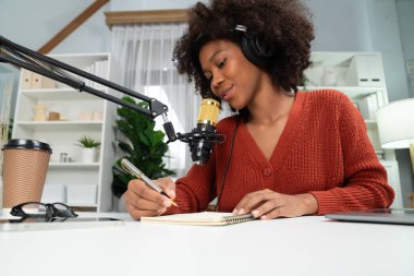 Güzel Afrikalı kadın sunucu kanalı çevrimiçi yayın yoluyla konuşuyor pazarlama öğretiyor, dinleyicileri canlı ya da çevrimiçi. İş yerindeki herhangi bir yer kavramı. Tatlandırıcı.