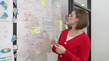 Liderlik eden genç ve güzel iş kadınının yakın çekimi, yaratıcılık toplantısı sırasında rockçı çıkartmasını sunar. Amaç, amaç, amaç ve cam üzerinde roket uçuşu. Tertemiz..