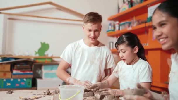Smart Tonåring Modellera Kopp Lera Samtidigt Skrattar Konst Lektion Mångsidig — Stockvideo