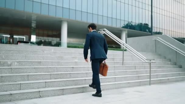 Успешный Бизнесмен Празднует Увеличение Продаж Идя Лестнице Руководитель Проекта Руководитель — стоковое видео