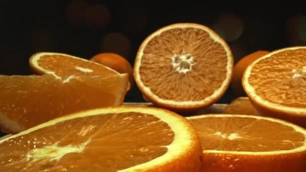 Egy Narancsszelet Makrográfiája Melyet Egy Fényes Elszigetelt Fekete Háttér Elé — Stock videók