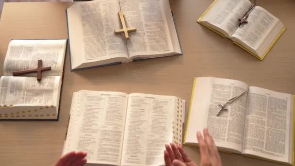 Αίσθηση Της Αφοσίωσης Και Της Πνευματικής Εκπληρώσει Χριστιανικό Καθολικό Οπαδό — Αρχείο Βίντεο