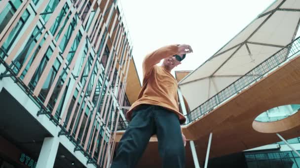 Penari Hispanik Melihat Kamera Sambil Menari Dengan Gaya Hip Hop — Stok Video