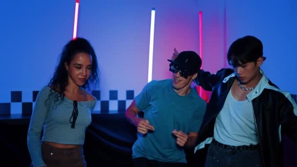 Diverse Straßentänzer Bewegen Sich Bei Partys Mit Neonlicht Städtischer Popmusik — Stockvideo