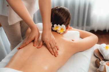 Kafkasyalı kadın müşteri stres önleyici spa masajının keyfini çıkarıyor ve lüks otel ya da oteldeki gündüz açık ortam güzellik salonunda güzellik teniyle eğleniyor. Sessiz.