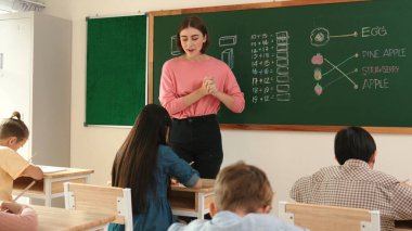 Zeki öğretmen sınıfta fikri açıklarken sevimli öğrenci ödevlerini kontrol ediyor. Not defterine bakıp matematik teorisinden çocuğa bahsederken sınıfta dolaşan çekici bir eğitmen. Pedagoji.