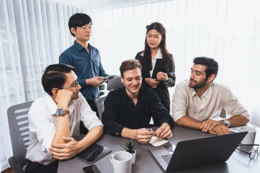 Bir grup farklı ofis çalışanı şirket ofis odasında stratejik iş pazarlama planlamasında birlikte çalışıyor. İş yeri konseptinde pozitif takım çalışması. Tedbirli