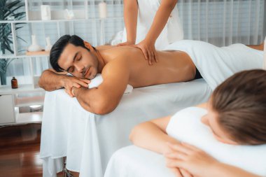 Kafkas çift müşterisi stres önleyici spa masajının keyfini çıkarıyor ve lüks otel veya oteldeki gündüz açık hava ortamında güzellik teniyle eğleniyor. Sessiz.