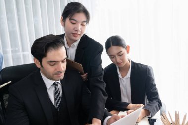 Modern ofis ortamında çalışan çeşitli etnik gruplardan çeşitli iş adamları. Üretken ve çok ırklı ofis çalışanları stratejik ticari pazarlama konusunda tartışmaya giriştiler. Çok titiz.