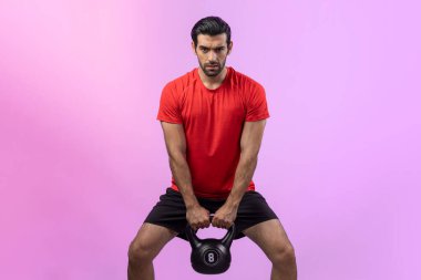 Vücut uzunluğunun tamamı atletik ve sportif genç bir adam tarafından izole edilmiş arka planda egzersiz pozisyonunda çekilmiştir. Sağlıklı aktif ve vücut bakımı yaşam tarzı.