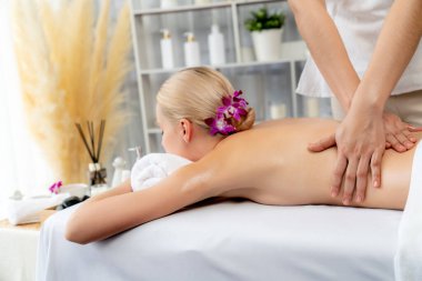Kafkasyalı kadın müşteri stres önleyici spa masajının keyfini çıkarıyor ve lüks otel ya da oteldeki gündüz açık ortam güzellik salonunda güzellik teniyle eğleniyor. Sessiz.