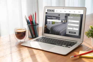 Çevrimiçi otel konaklama rezervasyon sitesi mod rezervasyon sistemi sağlar. Seyahat teknolojisi kavramı .