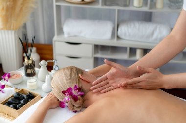 Kafkasyalı kadın müşteri stres önleyici spa masajının keyfini çıkarıyor ve lüks otel ya da oteldeki gündüz açık ortam güzellik salonunda güzellik teniyle eğleniyor. Sessiz.