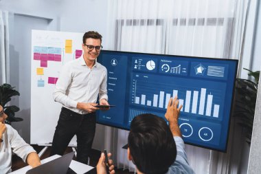 Ofiste sunum ya da analist ekibiyle toplantı odasında mali verileri analiz etmek için BI Fintech 'i kullanmak. İş adamları stratejik planlama için TV ekranında BI gösterge panelini inceliyor.