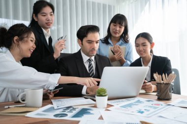 Ofis masasındaki finansal veri raporlarını analiz eden çeşitli bir grup iş analisti. Stratejik pazarlama planlaması için iş istihbarat analizine göre grafikler ve grafikler.