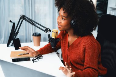 Güzel Afrikalı kadın etkileyicilerin sunucu kanalı yeni dinleyicilerle yayın stüdyosunda konuşuyor. Canlı sosyal medyada yaşam koçu danışmanlığı zamanı. Tavsiye verme kavramı. Tatlandırıcı.