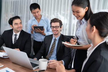 Modern ofis ortamında çalışan çeşitli etnik gruplardan çeşitli iş adamları. Üretken ve çok ırklı ofis çalışanları stratejik ticari pazarlama konusunda tartışmaya giriştiler. Habiliment