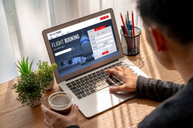 Online uçuş rezervasyon sitesi mod rezervasyon sistemi sağlar. Seyahat teknolojisi kavramı .