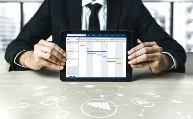 Ekip projesinin zaman çizelgesini gösteren bilgisayar ekranında, modern iş projesi yönetimi için proje planlama yazılımı