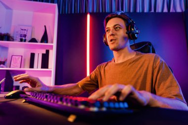 Kazanmak için çevrimiçi oyun oynayan akıllı flama makinesinin sunucu kanalı, neon ışıklı odada seçilen takım yarışması için izleyicilerle birlikte canlı yayında canlı yayında kulaklık takıyor. Bireysel.