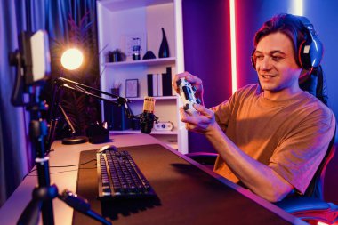Kontrol kumandalı akıllı oyun flamasının tadını çıkarın. Modern teknoloji siber aydınlatma odasındaki yetenekli oyuncularla akıllı telefon reklamı üzerinden canlı yayın yapın. Bireysel.