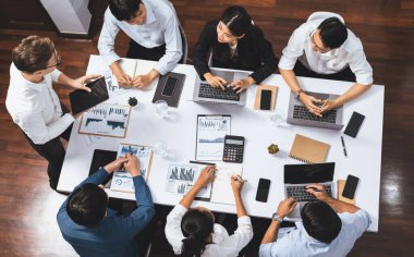 Üst düzey analist ekibi toplantı odasındaki mali verileri analiz etmek için BI Fintech 'i kullanıyor. İş anlayışı ve stratejik pazarlama planlaması için kağıt üzerinde analitik BI gösterge paneli. Tedbirli
