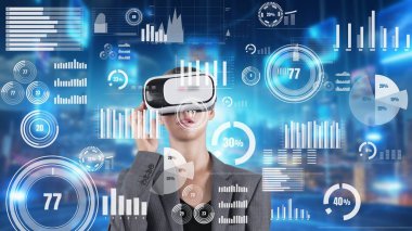 Kadın, VR 'nin açılmasına basarak ofisteki finansal işleri analiz ediyor ve dijital bilgi ağı teknolojisi arayüzüne yüklüyor. Öndeki sanal 3d animasyon meta programlama. Kısıtlanma.