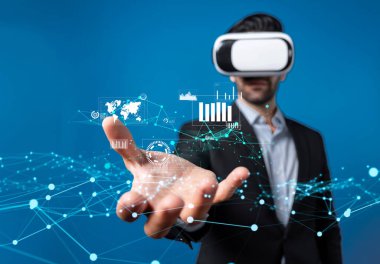 İş adamı, tahmin edilen büyük veri modellerinden gerçek zamanlı analizlere uzanan eğilimleri ve görüşleri ortaya çıkarmak için veri analizlerini derinlemesine inceleyerek, veri güdümlü kararların analitik endüstrileri nasıl ileri götürdüğünü öğrenir Faas