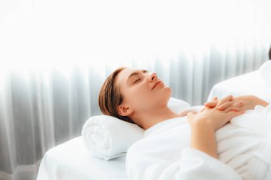 Kafkasyalı kadın müşteri stres önleyici spa masajının keyfini çıkarıyor ve lüks otel ya da oteldeki gündüz açık ortam güzellik salonunda güzellik teniyle eğleniyor. Sessiz.