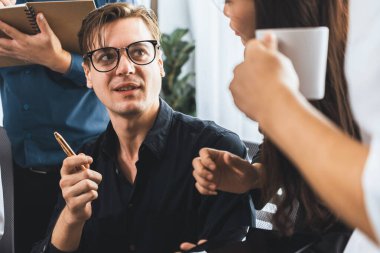 Bir grup farklı ofis çalışanı şirket ofis odasında stratejik iş pazarlama planlamasında birlikte çalışıyor. İş yeri konseptinde pozitif takım çalışması. Tedbirli