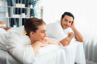 Kafkas çift müşterisi stres önleyici spa masajının keyfini çıkarıyor ve lüks otel veya oteldeki gündüz açık hava ortamında güzellik teniyle eğleniyor. Sessiz.